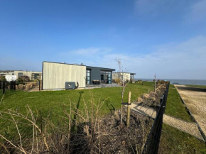 Enkhuizer Strand Chalet Strandpanorama Zweite Reihe mit Zaun Hausnr 203